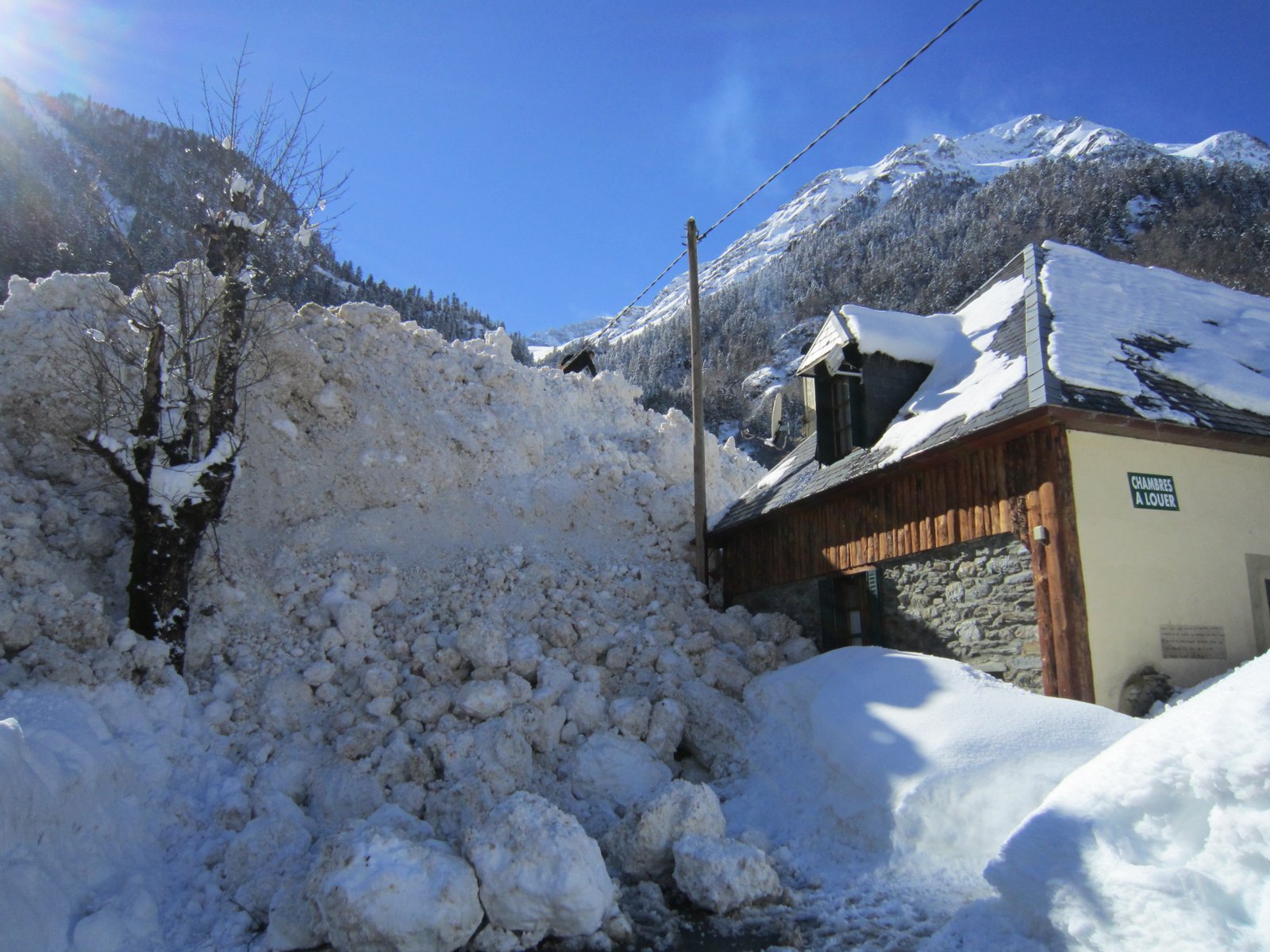 Photo de l’Auberge du Lys, qui s’est retrouvée enfouie sous la neige après l’avalanche qui s’est produite le 12 février 2013 dans la vallée de la Lys (en Haute-Garonne). Heureusement, l’établissement était fermé à ce moment-là.