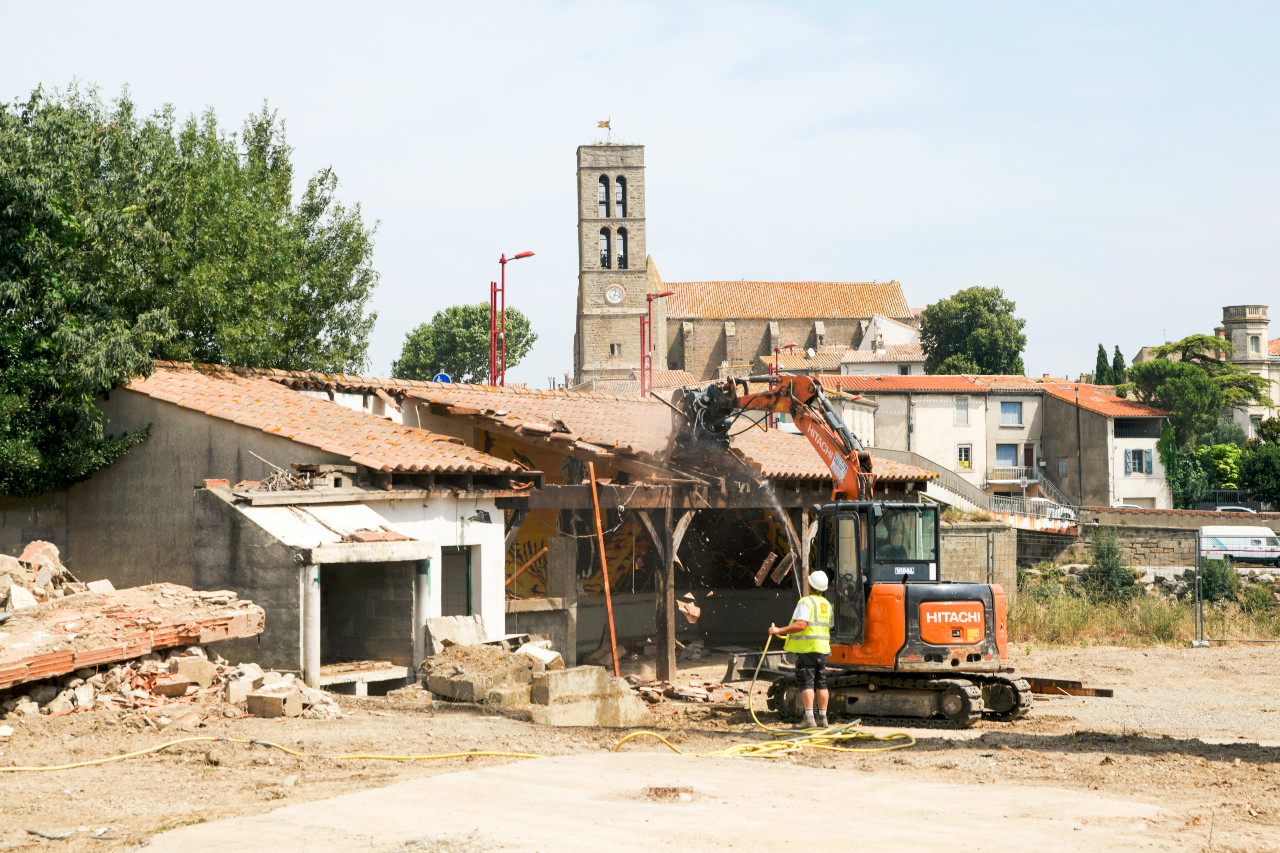 Travaux de démolition d’une maison acquise par le fonds Barnier à Trèbes dans l'Aude, suite aux inondations de 2018.