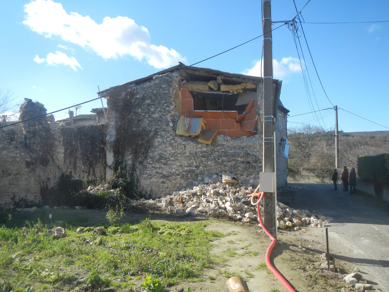 Photo prise après le séisme survenu à Teil, en Ardèche, en 2019. On y voit une maison en pierre, dont une partie de la façade et de la toiture est effondrée