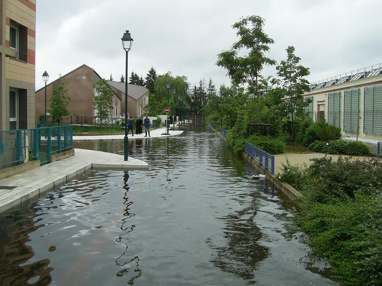 Photo d’un quartier récent de Romorantin-Lanthenay, lors de la crue de 2016. On y voit que sa construction a intégré le risque d’inondation. Les trottoirs sont suffisamment hauts pour que l’eau n’envahisse pas les bâtiments.