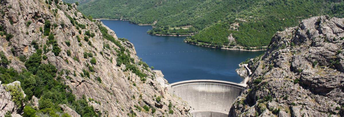 Photo du barrage hydroélectrique de Tolla, en Corse, et de son lac.