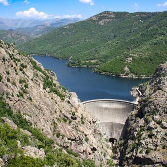 Photo du barrage hydroélectrique de Tolla, en Corse, et de son lac.