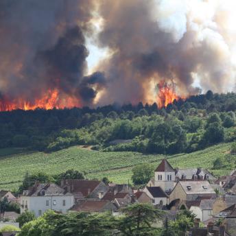 Photo d’un incendie de forêt se propageant à proximité d’un village en Côte d’Or.