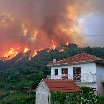 Feu devant une habitation
