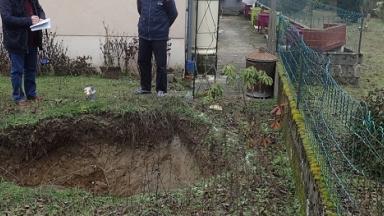 Gros trou dans la pelouse d'une maison